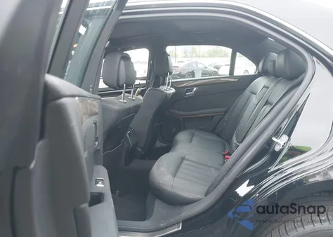 2010 Mercedes-Benz E 550 z USA, uszkodzony, nr VIN WDDHF7CB6AA045680